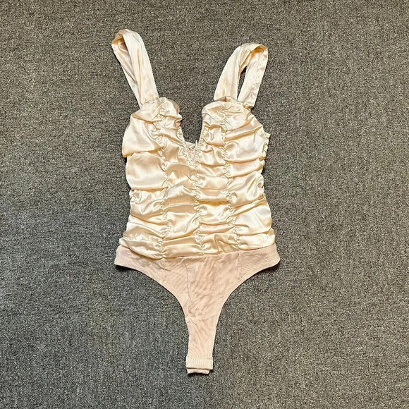 NWT Emory Park Glam Days Cream Sleeveless Ruched Satin Bodysuit Small - Picture 2 of 8
